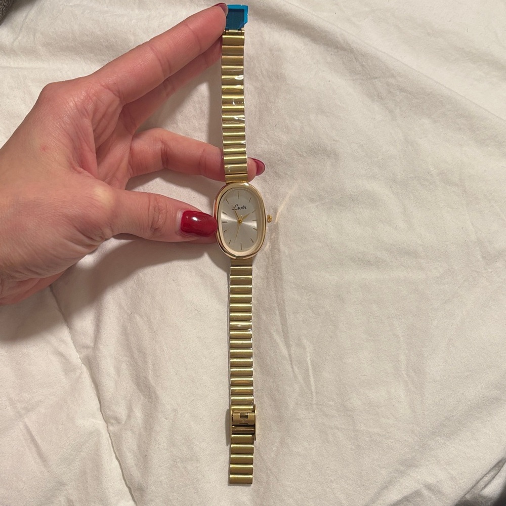 Vintage Type Gold Watch - Picture 3 of 4
